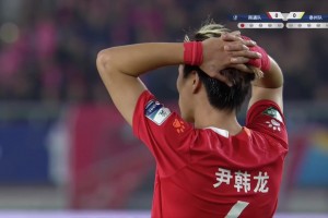 遺憾！南通隊尹韓龍第一個登場便罰丟點球；解說：太追求角度了
