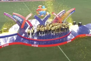 捧杯時刻??！泰州隊全體成員舉起蘇超金杯慶祝奪冠