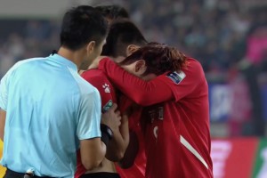 遺憾！南通隊球員李賢成失點丟冠后痛哭，主裁馬寧上前安慰
