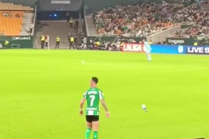 安東尼準(zhǔn)備喝水時(shí)球隊(duì)發(fā)起進(jìn)攻，立馬扔了水瓶，隨后助攻隊(duì)友破門(mén)