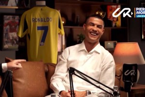 摩根：你現(xiàn)在生涯已經(jīng)進(jìn)了948個(gè)球了。C羅：全都有視頻