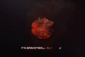 名場面：皮爾斯帶著自己狗在保羅的草坪上便便，然后趕緊逃跑！