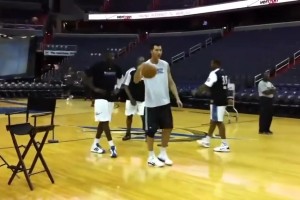 奇才時(shí)期的易建聯(lián)，雖然已經(jīng)淪為替補(bǔ)，但這身肌肉看著太壯實(shí)了！