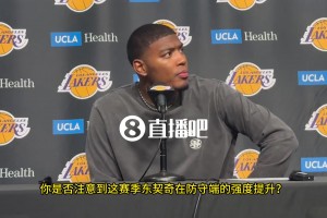 記者讓八村談?wù)剸|契奇在防守端的賣力表現(xiàn)。八村面露不可思議的表情：東子？