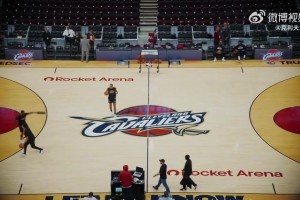 爺青回！騎士換上了當(dāng)年詹姆斯騎士1.0時(shí)代的地板，太有感覺(jué)了