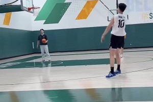 這跳投姿勢怎么樣？王俊杰NCAA首秀賽后晚上加練投籃！