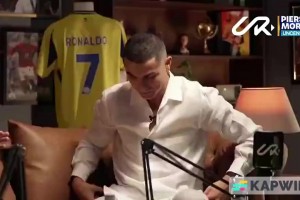 摩根錘了錘C羅的腹?。?..嗯，就像在敲花崗巖??