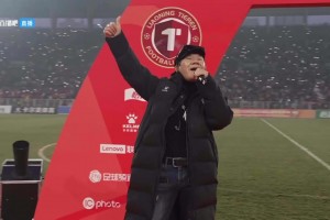 慶祝遼寧鐵人奪冠+沖超！歌星趙傳在鐵西體育場獻(xiàn)唱兩首經(jīng)典曲目