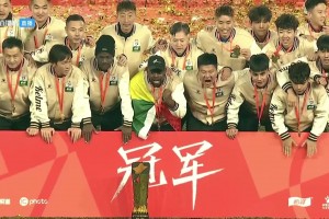 冠軍全家福??！中甲冠軍遼寧鐵人全隊(duì)與獎杯合影留念