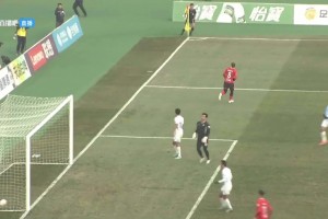 這有點(diǎn)。。中甲佛山南獅門將2分鐘內(nèi)連續(xù)接高空球失誤，最終送禮