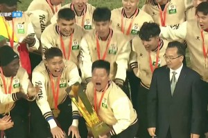 功不可沒??！遼寧鐵人冠軍教頭李金羽舉起中甲冠軍金杯