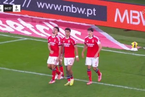 ??太逆天了！對(duì)手點(diǎn)球不進(jìn)，本菲卡后衛(wèi)“解圍”打進(jìn)自家球門！