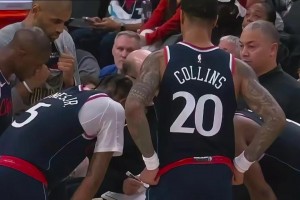 畫面喜感！最后時刻，泰倫-盧將戰(zhàn)術板交給助教范甘迪，自己站在一旁