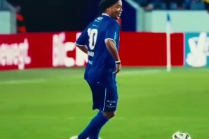 帶著燦爛的笑容踢球！小羅：我老了你們也碰不著球！