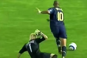 身體與技術(shù)完美結(jié)合！來(lái)看當(dāng)年阿德里亞諾如何讓整個(gè)歐洲顫抖??