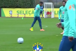 安切洛蒂正在密切監(jiān)督巴西隊(duì)的控球訓(xùn)練，一堆皇馬老熟人~