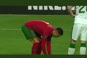 老冤家！當(dāng)年愛(ài)爾蘭球員挑釁C羅，C羅就是一耳光回?fù)?>
                                        <span></span>
                                        <p>老冤家！當(dāng)年愛(ài)爾蘭球員挑釁C羅，C羅就是一耳光回?fù)?/p>
                                    </a>
                                </div>
                                                                <div   id=