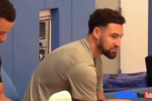 要不考慮一下？美媒扒出：庫(kù)里曾拿起克萊的KT5戰(zhàn)靴仔細(xì)端詳~