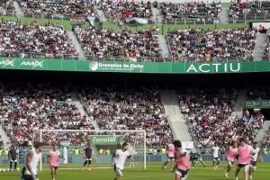 梅西在公開(kāi)訓(xùn)練上內(nèi)切破門(mén)，引起全場(chǎng)驚呼??