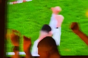 愛爾蘭酒吧內(nèi)球迷對C羅紅牌的反應(yīng)