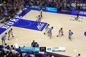 明年?duì)钤獰衢T！卡梅隆-布澤爾居然來了一個(gè)搶斷后暴扣！