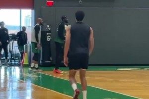 看起來哪里像六個(gè)月前斷了跟腱的！塔圖姆在隊(duì)內(nèi)訓(xùn)練蹦蹦跳跳的