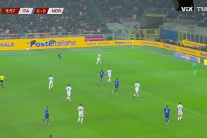 意大利率先破門！埃斯波西托轉(zhuǎn)身低射入網(wǎng)