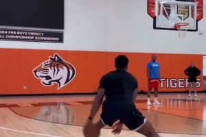 無解的開發(fā)大殺器！近距離看米切爾的持球投籃！他也太壯了吧~