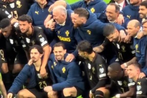 開(kāi)心??！葡萄牙賽后合影慶祝晉級(jí)世界杯