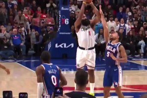 ??居然不吹犯規(guī)嗎？哈登最后時刻這記三分，很明顯被打到手肘了呀！