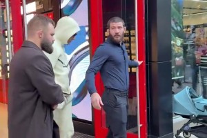 包裹嚴(yán)實(shí)仍被發(fā)現(xiàn)??！C羅在洛杉磯逛街引圍觀