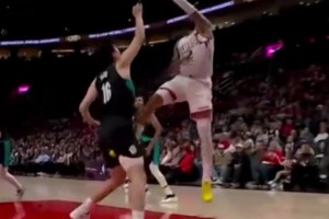 ??笑死！楊瀚森大帽理查茲，結果被后者踢到了蛋蛋，下來一直捂著