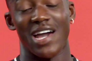 采訪英超球員：走在對(duì)手的隊(duì)徽上是不可接受的行為嗎？