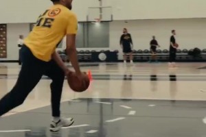 跟腱恢復(fù)得不錯(cuò)？哈利伯頓訓(xùn)練中秀左手扣籃！