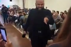 變化太大了！出獄后的阿爾維斯在教堂激情布道