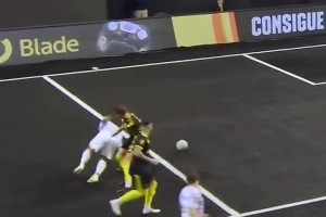 依然是那么風騷！馬塞洛此前室內(nèi)球場的天秀操作！