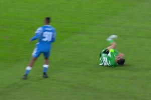 太離譜了！伊斯科遭阿姆拉巴特踢倒，隨后兩人均受傷離場(chǎng)！