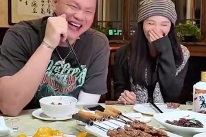 總經(jīng)理和“53歲女主持”一起快樂??美娜在朱芳雨身邊小鳥依人