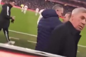 這位置挺好??！名場面：球迷管安切洛蒂要口香糖吃！