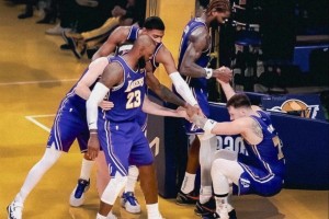 這就是老大地位！東契奇摔倒，球隊(duì)另外四人一起過(guò)來(lái)將其拉起！