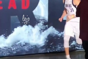 加雞腿??！昨日獨(dú)行俠vs湖人，場(chǎng)邊一名豐滿女球迷被導(dǎo)播拍到??