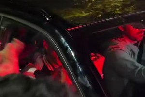 德比戰(zhàn)勝塞維利亞！安東尼坐車離開球場時，與貝蒂斯球迷互動慶祝