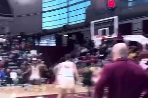 男籃有你在會不同？王俊杰炸裂身體素質(zhì)，暴力重扣黑人小哥！