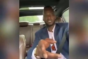 弗拉門戈主教練在發(fā)布會上慘遭香檳沐浴，這就是勝利的香檳浴嘛~