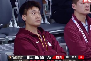 中國(guó)男籃大比分落后，隊(duì)長(zhǎng)趙睿在場(chǎng)邊面色凝重，一臉無(wú)奈