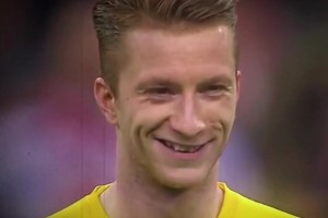 南美解放者杯決賽一群小孩在山頂觀賽，可能未來的小羅就這里面吧