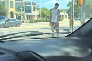 此前路人開車在馬路上偶遇文班亞馬，靜態(tài)天賦太炸了