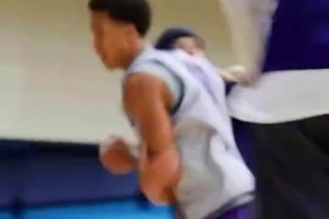 難怪進(jìn)步顯著！此前太陽(yáng)隊(duì)內(nèi)訓(xùn)練，狄龍不斷給隊(duì)友上強(qiáng)度