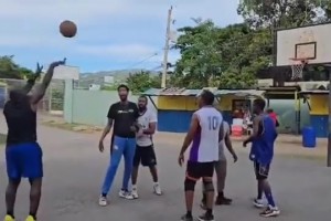 這單手持球姿勢(shì)，讓人懷疑喬丹去非洲打球了