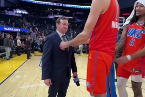 笑死！雷霆贏下勇士后，隊員們還幫現(xiàn)場記者整理了一下衣服！